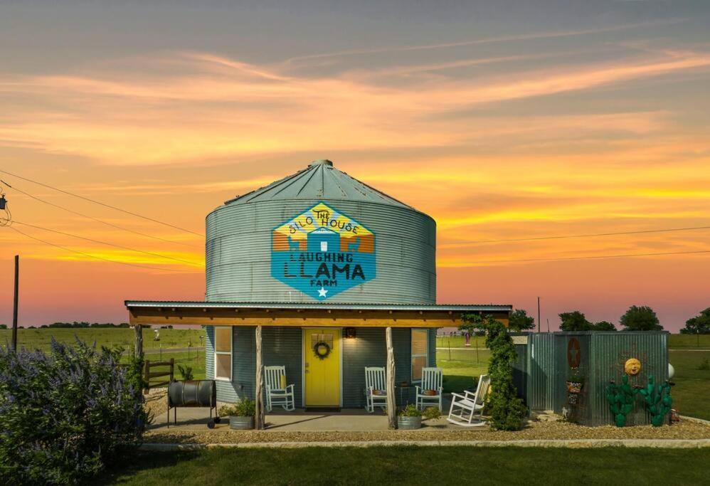 Silo House At Laughing Llama Farm Troy Luaran gambar